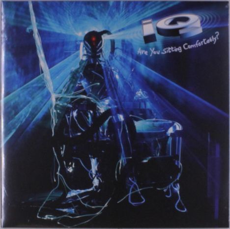 "Are You Sitting Comfortably?" über einem blauen, futuristischen Roboter mit roten Augen und leuchtenden Drähten.