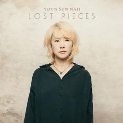"Youn Sun Nah LOST PIECES" steht oben. Eine Frau mit blonder Frisur trägt ein dunkles Hemd und schaut ernst.