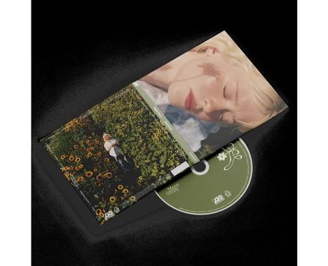 "CRYBABY Crybaby" auf einer CD, beigelegt in einem Cover mit Sonnenblumenfeld und schlafendem Gesicht.