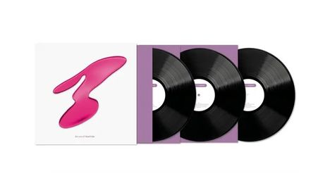 Drei schwarze Schallplatten mit lilafarbenen Hüllen; links ein Cover mit pinkem abstraktem Muster, Text: "Be a Rebel, New Order".