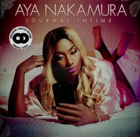 "AYA NAKAMURA JOURNAL INTIME" und ein Symbol für "EXCLUSIVE LIMITED EDITION SPARKLE VINYL". Eine Frau liegt auf einem Bett.