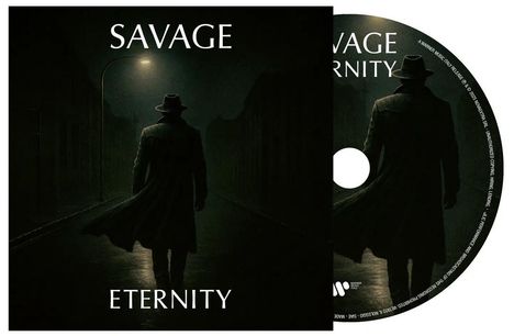 "SAVAGE" und "ETERNITY" stehen auf einem Albumcover. Eine dunkel gekleidete Figur geht in einer dunklen, nebligen Straße.
