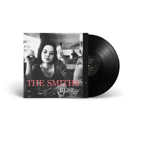 Text: "THE SMITHS BEST..." Schwarze Vinyl-Schallplatte neben einem schwarz-weißen Coverfoto einer Frau in einem Café.