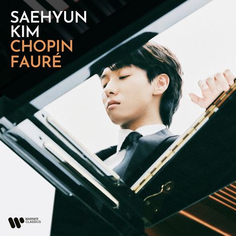 Text: "SAEHYUN KIM CHOPIN FAURÉ". Ein junger Mann spielt Klavier, in Anzug und Krawatte, von unten betrachtet.