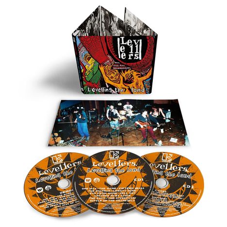 Texte: 'Levellers', 'Levelling the land', CD-Titel. Illustration: Buntes Albumcover mit Bandfoto und drei CDs davor.