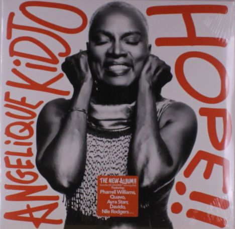 ANGELIQUE KIDJO HOPE. Schwarz-Weiß-Foto einer lächelnden Frau mit geschlossenen Augen, Hände an den Wangen.
