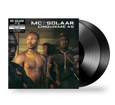 "MC Solaar, Cinquieme AS, Fifth Ace" Text oben. Mann mit nacktem Oberkörper, umgeben von anderen, dunkler Hintergrund.