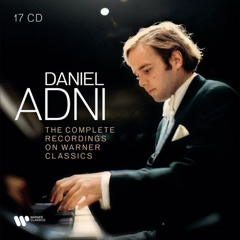 "17 CD, DANIEL ADNI, THE COMPLETE RECORDINGS ON WARNER CLASSICS." Ein Pianist spielt konzentriert Klavier.
