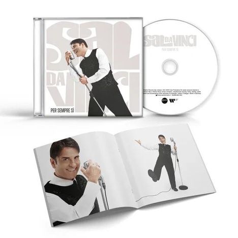 Texte: "PER SEMPRE SÌ". Enthält ein CD-Cover, eine CD und ein Booklet mit einem Mann am Mikrofon.