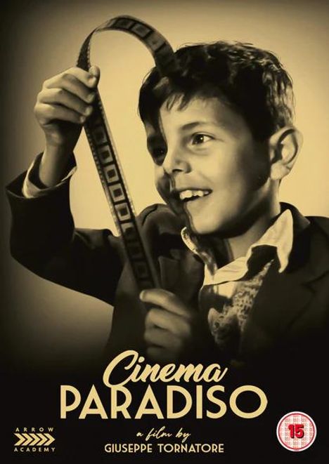 „Cinema Paradiso“, ein Film von Giuseppe Tornatore. Ein Junge hält einen Filmstreifen lächelnd in den Händen.