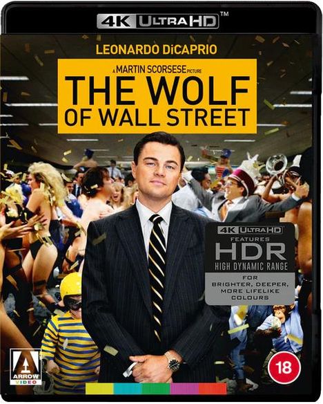 "The Wolf of Wall Street" in gelbem Blocktext über Leonardo DiCaprio in Anzug vor einer feiernden Menge.