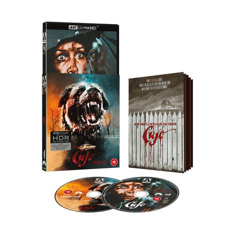 „Cujo“ ist der Name, begleitet von einem bedrohlichen Hundegesicht, einem Auto und einem Buch mit einem weißen Zaun. Zwei Discs.