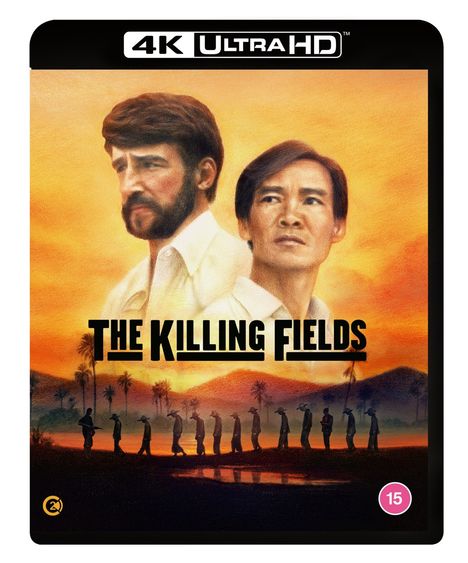 "THE KILLING FIELDS" in schwarzer Schrift vor Sonnenuntergang, zwei Männer im Vordergrund, Soldaten im Hintergrund.