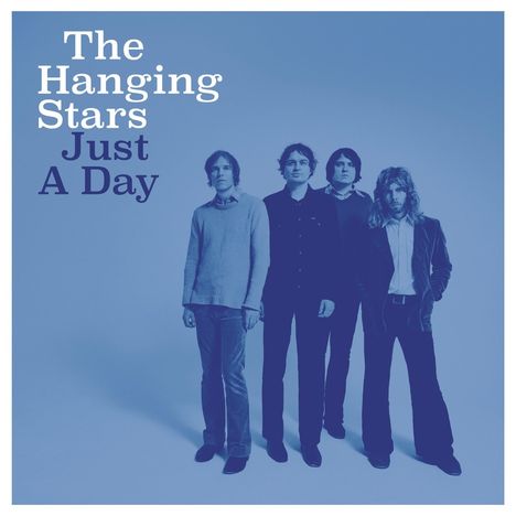 "The Hanging Stars Just A Day" steht oben. Vier Männer in stilisierter, blauer Tönung stehen nebeneinander.