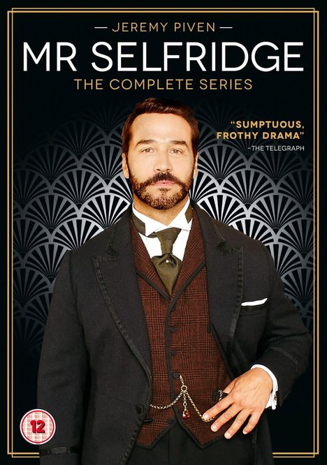 „MR SELFRIDGE: THE COMPLETE SERIES“, „JEREMY PIVEN“. Ein Mann in eleganter 1900er-Jahre-Kleidung vor Art-Deco-Muster.