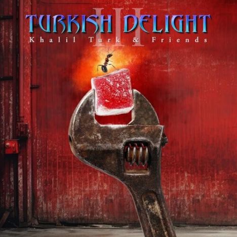 "Turkish Delight II, Khalil Turk & Friends." Eine Zange hält ein Stück Lokum, darauf eine Ameise, auf rotem Hintergrund.