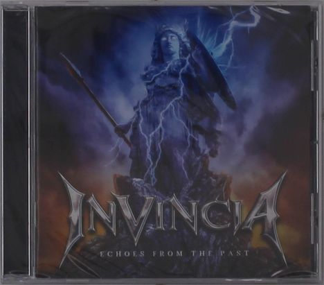 "INVICTIA" oben, "ECHOES FROM THE PAST" unten. Statue in Sturm mit Speer und Schild, Blitze um sie herum.