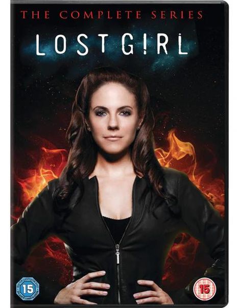 Oben steht "THE COMPLETE SERIES" und darunter "LOST GIRL". Eine Frau in schwarzer Jacke vor Flammenhintergrund nach vorne schauend.