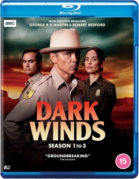"DARK WINDS, Season 1 to 3, 'Groundbreaking' - TIME Magazine" über drei Personen in Polizeiuniformen vor einem Wüstenhimmel.