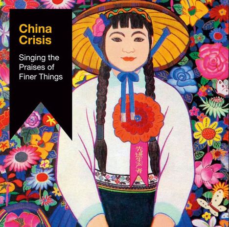 "China Crisis: Singing the Praises of Finer Things" auf schwarzem Banner. Illustrative Frau in bunter Tracht vor Blumenmuster.