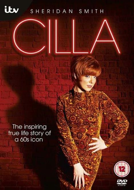 "Sheridan Smith Cilla" und "The inspiring true life story of a 60s icon". Frau in gemustertem Kleid vor Backsteinwand.