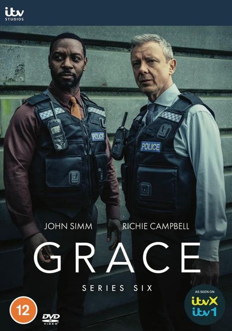 Zwei Männer in Polizeiwesten stehen nebeneinander. Text: "John Simm, Richie Campbell, GRACE SERIES SIX."