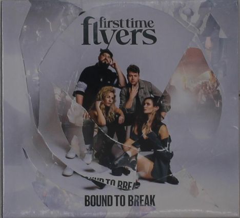 „first time flyers“ oben, „BOUND TO BREAK“ unten. Vier posierende Personen in stilvoller Kleidung.
