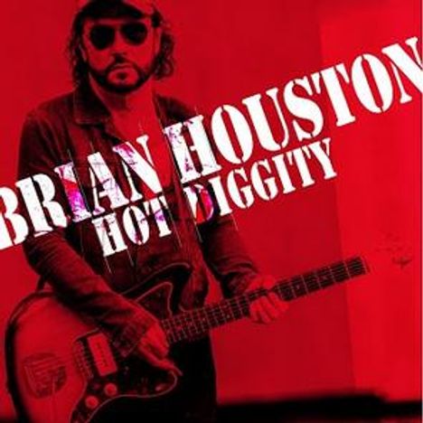 “BRIAN HOUSTON HOT DIGGITY” in großen Buchstaben. Ein Mann mit Sonnenbrille hält eine E-Gitarre, alles in roten Tönen.
