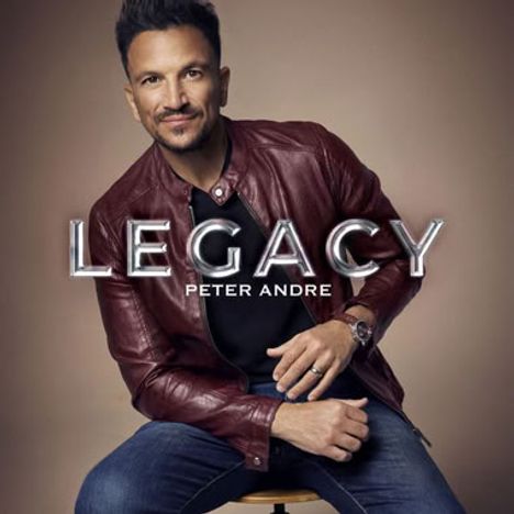 Texte: "LEGACY" und "PETER ANDRE". Ein lächelnder Mann in roter Lederjacke sitzt auf einem Hocker.