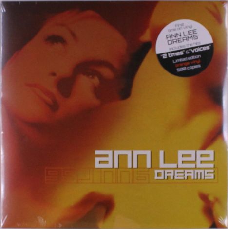 "ANN LEE DREAMS" steht in großen weißen Buchstaben auf orangefarbenem Hintergrund, mit einem Frauenporträt im Hintergrund.