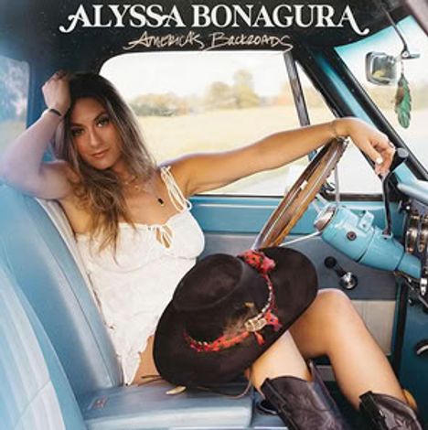 Oben steht "Alyssa Bonagura" und darunter "American Backroads". Frau in Sommerkleid sitzt entspannt in einem Oldtimer-Auto.