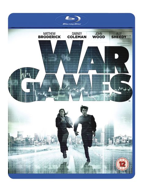 „WAR GAMES“, Namen: Matthew Broderick, Dabney Coleman, John Wood, Ally Sheedy. Zwei Menschen rennen durch eine Stadt.