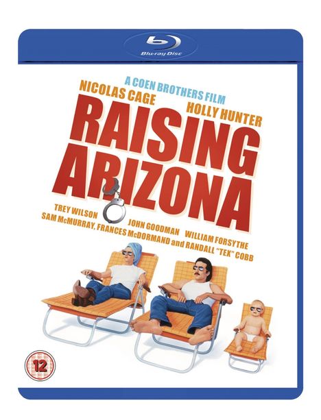 Text: "A Coen Brothers Film, Raising Arizona. Nicolas Cage, Holly Hunter." Darunter Menschen auf Liegestühlen, inklusive Baby.