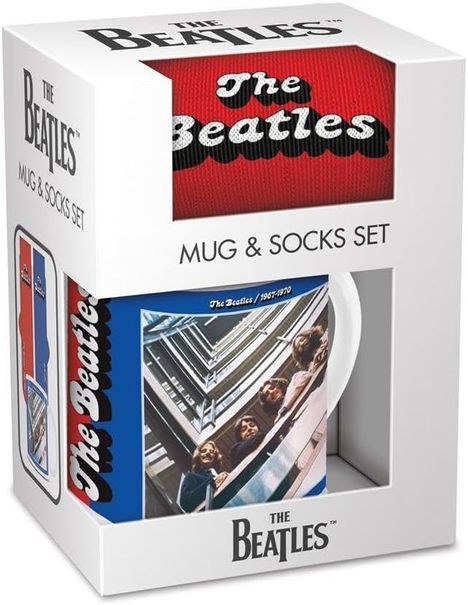 "The Beatles" in schwarzer Schrift auf rotem Hintergrund. Tasse und Socken-Set mit ikonischem Albumcover der Band.