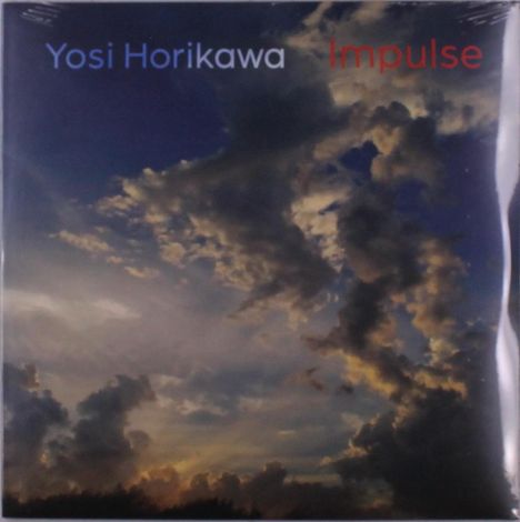 "Yosi Horikawa" in blauer Schrift, "Impulse" in roter Schrift, dramatische Wolkenformationen bei Sonnenuntergang.