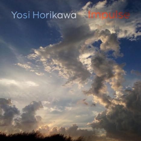 „Yosi Horikawa Impulse“ steht auf einem Foto mit dramatischen Wolken und Lichtstrahlen über einem dunklen Hügel.