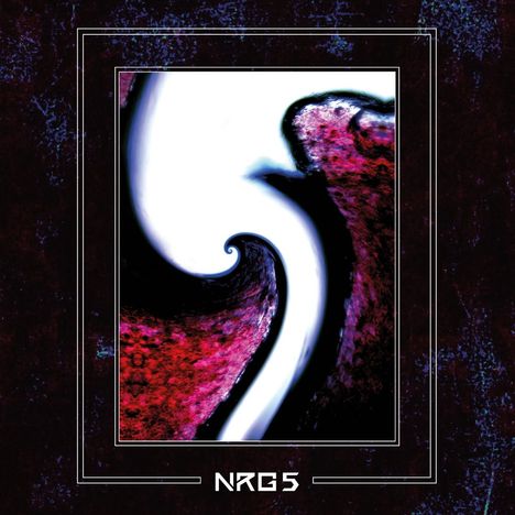 Text: "NRG5". Abstrakte Kunst mit verwirbelten weißen und roten Formen auf dunklem Hintergrund.