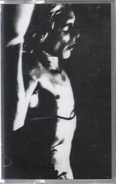 Kein erkennbarer Text. Ein Schwarz-Weiß-Bild zeigt eine seitliche, muskulöse, männliche Figur mit erhobenem Arm.