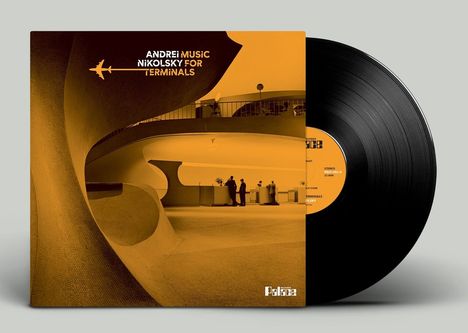 "ANDREI MUSIC NIKOLSKY FOR TERMINALS" in einem retro-futuristischen Flughafenterminal, Schallplatte daneben.