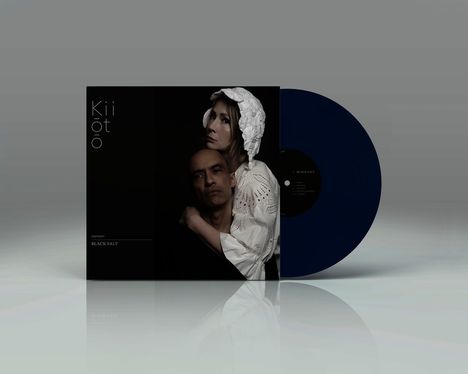 Text: "Kiiötö", "BLACK SALT" und "1. BLACK SALT". Cover zeigt zwei umarmende Personen, eine trägt ein weißes Kopftuch.