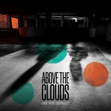 "ABOVE THE CLOUDS" und "ONE FOR DETROIT" stehen auf einem schwarz-weiß Bild in einem Parkhaus mit farbigen Kreisen.