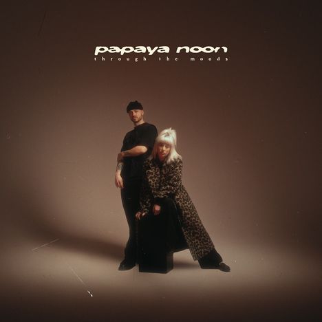 Oben steht "papaya noon" und darunter "through the moods". Zwei Personen posieren in stilvoller Kleidung.