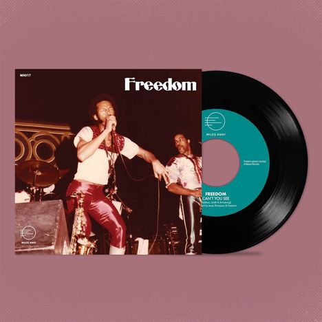 "Freedom" und "Can't You See" stehen auf einem Plattencover eines Konzerts. Eine Schallplatte ist zum Teil sichtbar.