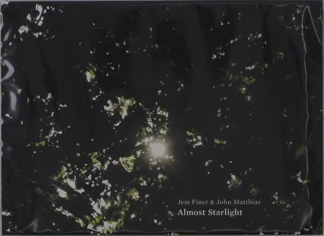 Text: "Jem Finer & John Matthias, Almost Starlight." Lichtstrahlen durchdringen Blätter im Dunkeln.