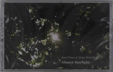 Text: Jem Finer & John Matthias, Almost Starlight. Sonnenlicht scheint durch Blätter.