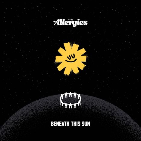 „Beneath This Sun“ steht unter einer gelb lächelnden Sonne. Eine schwarze Himmelslandschaft mit weißen Sternen.
