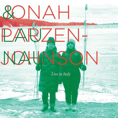 Text: "ONAH PARZEN JOHNSON Live in Italy". Zwei Personen stehen im Schnee, halten Pflanzen. Der Hintergrund zeigt eine winterliche Landschaft.