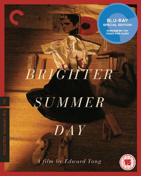 „A Brighter Summer Day“: Ein Film von Edward Yang. Blaues Blu-ray-Siegel oben rechts. Kleidung auf Holzboden.
