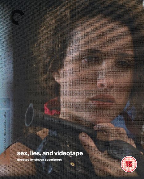 Text: „sex, lies, and videotape, directed by steven soderbergh“. Eine Frau schaut durch Jalousien und hält etwas Schwarzes.