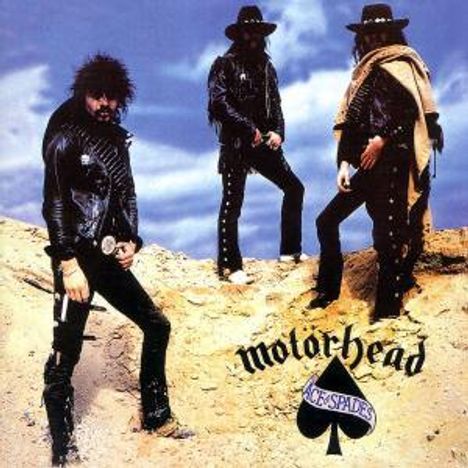 "Motörhead Ace of Spades" in stilisierter Schrift. Drei Männer in Westernkleidung stehen in einer Wüstenlandschaft.